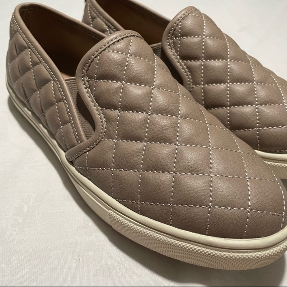 Steve Madden Ecentrcq Neutral Quilted Casual Shoe - Picture 3 of 9